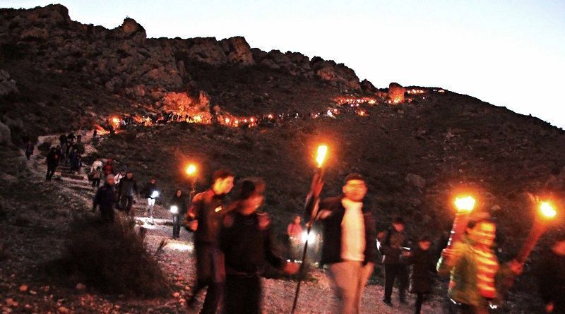 Bajada de antorchas en el monte Bolón