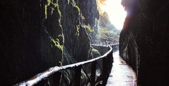 Lluvia en el interior de la cueva. Paraje Natural Monasterio de Piedra - Nuévalos, Zaragoza