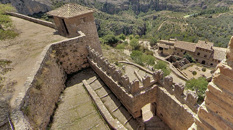 Muralla defensiva Alquéjar. Pueblo medieval
