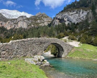 valle de bujaruelo montañas puente piedra